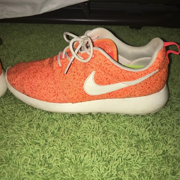 Nike Roshe Run in bright orange - Picture 3 of 3
